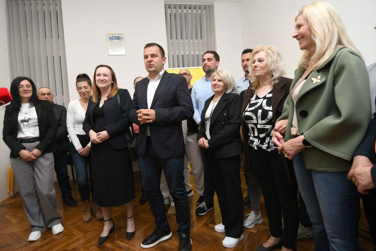 Bjelovar - grad-bjelovar.com, Politika - Dario i Ivana prvi čestitali Marku